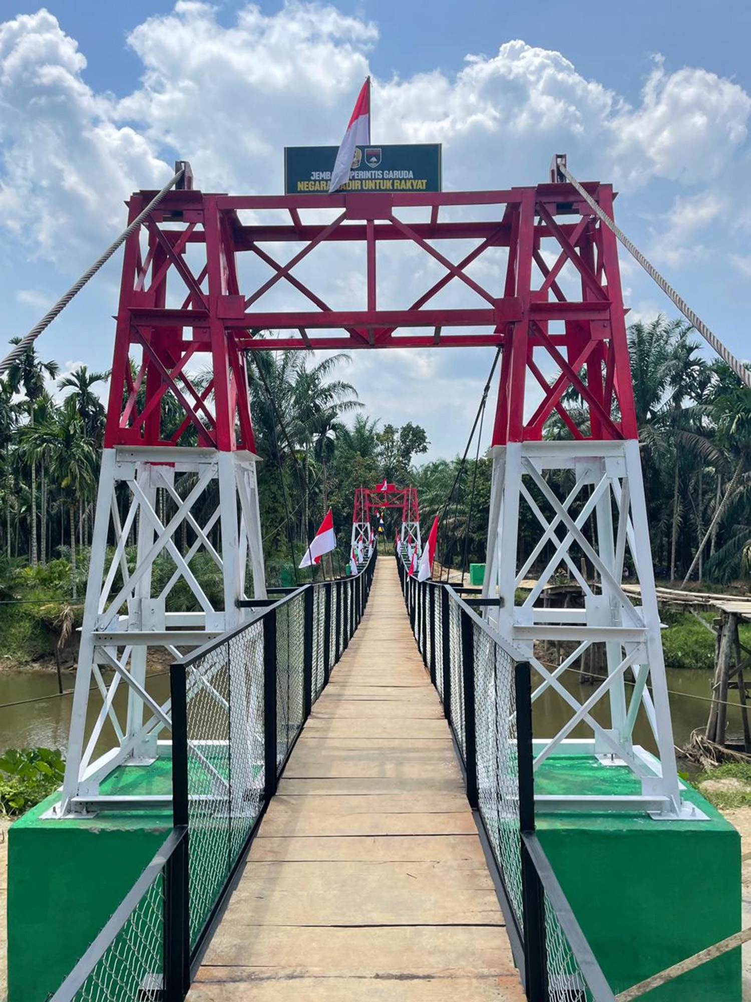 Jembatan gantung yang menghubungkan Desa Belimbing, Desa Ringin dan sekitarnya di Kecamatan Batang Gansal, Kabupaten Indragiri Hulu (Inhu) resmi beroperasi setelah rampung diperbaiki TNI AD.