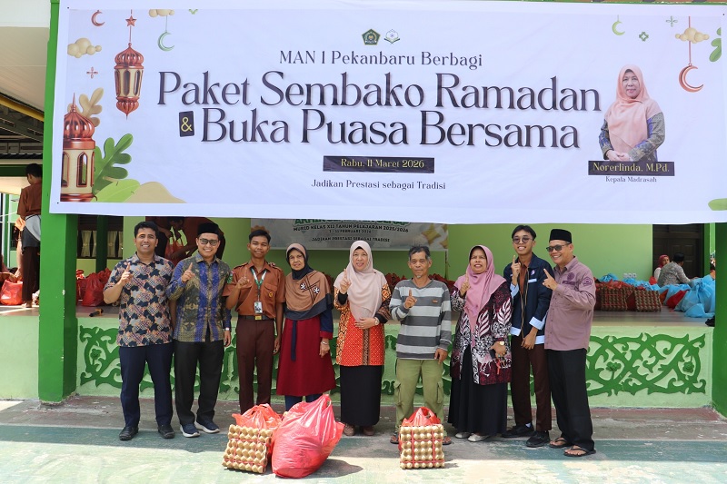 Kepala MAN 1 Pekanbaru Norerlinda MPd foto bersama usai pembagian sembako dan pakaian layak kepada masyarakat, Rabu (11/3/2026).   