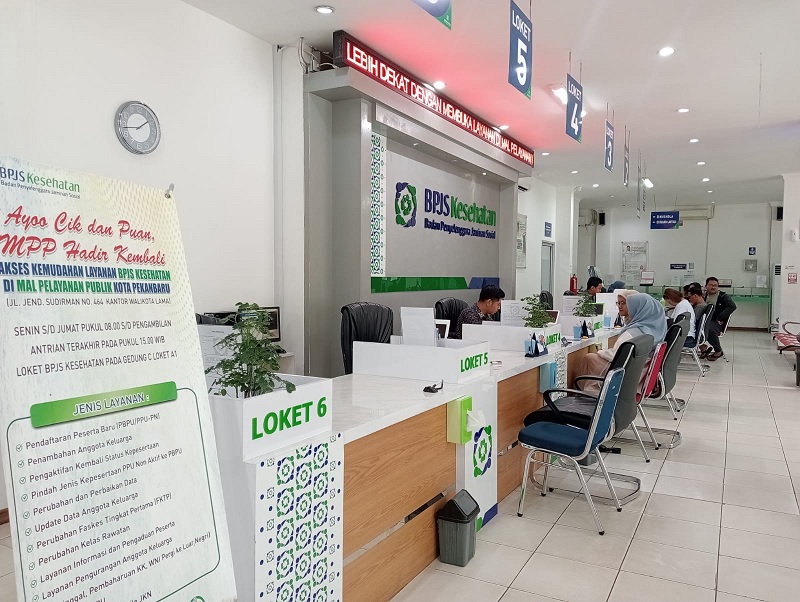 Petugas BPJS Kesehatan Pekanbaru tengah melayani masyarakat yang ingin mendapatkan layanan BPJS Kesehatan, Rabu (11/3/2026). 