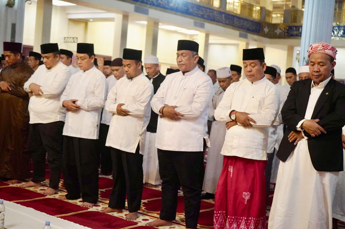Bupati Rohul Anton bersama Wabup H Syafaruddin Poti melaksanakan salat isya berjamaah pada malam peringatan Nuzul Quran tingkat kabupaten di MAIC Rohul, baru-baru ini. 