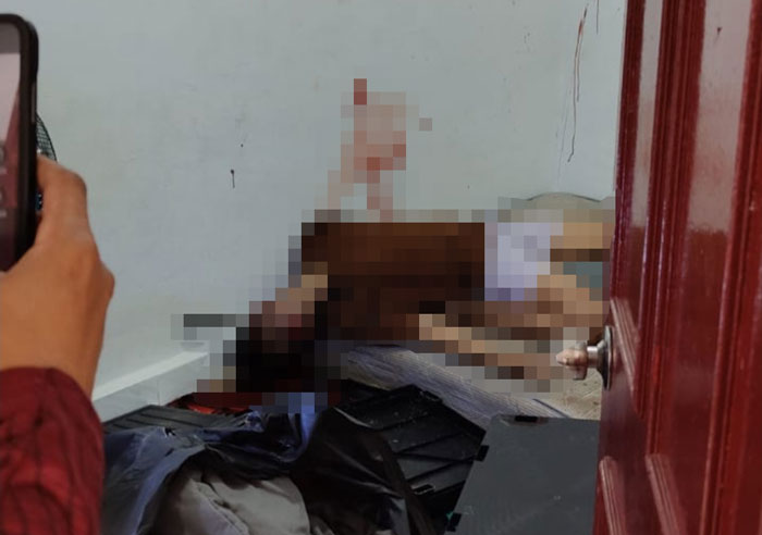 Foto pembunuhan yang beredar di sejumlah grup WahatsApp (WA). Polisi memastika itu hoaks. 