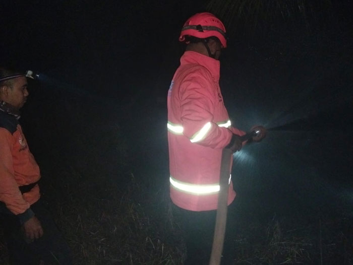 TRC BPBD Inhil sedang berupaya melakukan pemadaman karhutla di Parit Jamrah, Kecamatan Batang Tuaka, Rabu (11/3/2026).