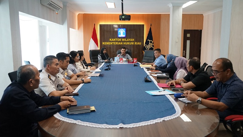 Kepala Kanwil Kemenkum Riau Rudy Hendra Pakpahan memimpin rapat Inventarisasi Permasalahan Hukum Provinsi Riau bersama perwakilan satuan kerja terkait pada Selasa (10/3/2026), 