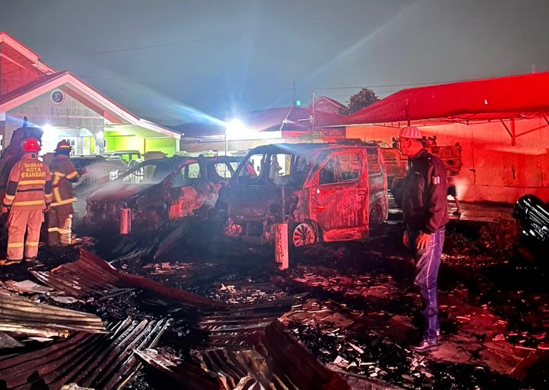Petugas tampak melakukan pemadaman kios yang terbakar di kawasan Jalan Merak, Kelurahan Tangkerang Tengah, Kecamatan Marpoyan Damai, Kota Pekanbaru, Rabu (11/3/2026) dini hari.