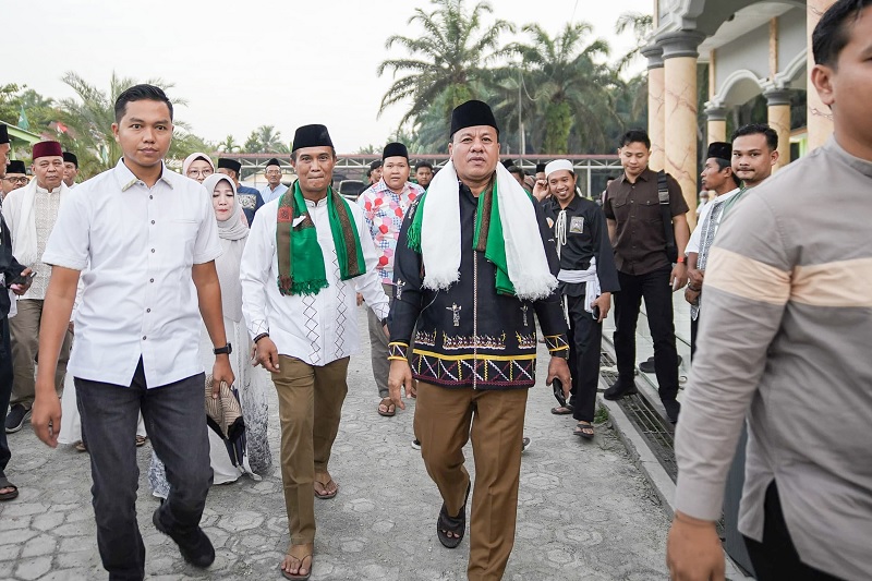 Bupati Kuansing Dr H Suhardiman Amby MM disambut Camat Singingi Hilir, H Andhi Syamsul dan masyarakat dalam kunjungan Safari Ramadan, Selasa (10/3/2026).
