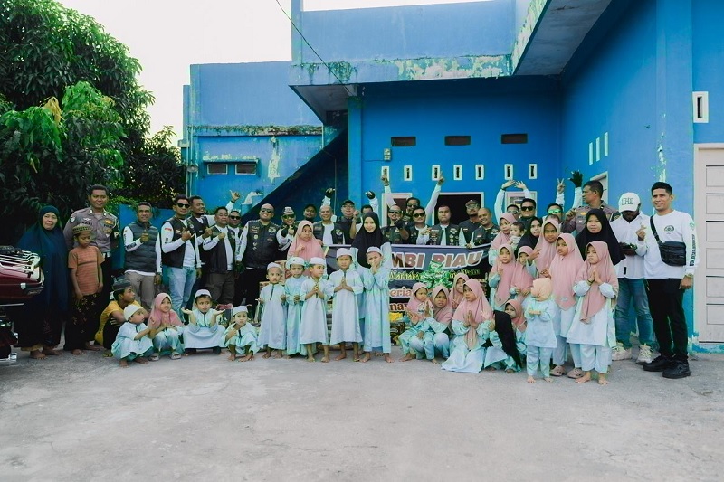 Pengurus MBI Riau foto bersama anak yatim piatu, Selasa (10/3/2026).