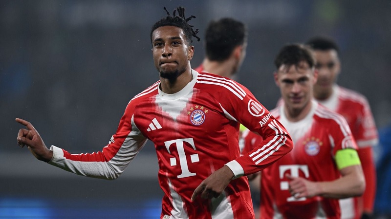 Michael Olise merayakan salah satu dari dua golnya dalam kemenangan besar Bayern Munchen di leg pertama melawan Atalanta di Bergamo,  