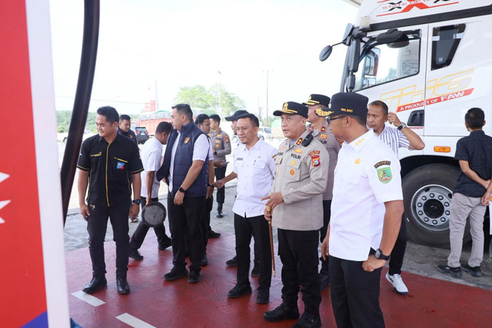 Wabup Rohil Jhony Charles, Kapolres AKBP Isa Imam Syahroni dan sejumlah pihak meninjau salah satu SPBU di wilayah Kecamatan Tanah Putih, Kamis (11/3/2026).