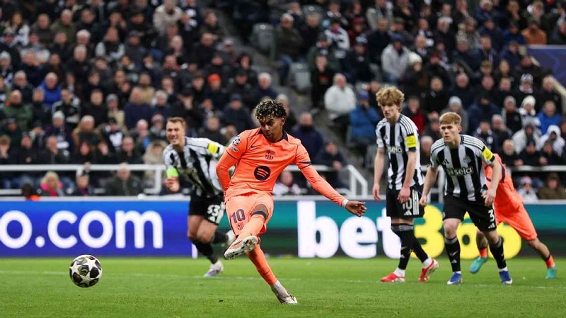 Lamine Yamal mencetak gol dari titik penalti untuk membawa Barcelona meraih hasil imbang melawan Newcastle di Liga Champions.   