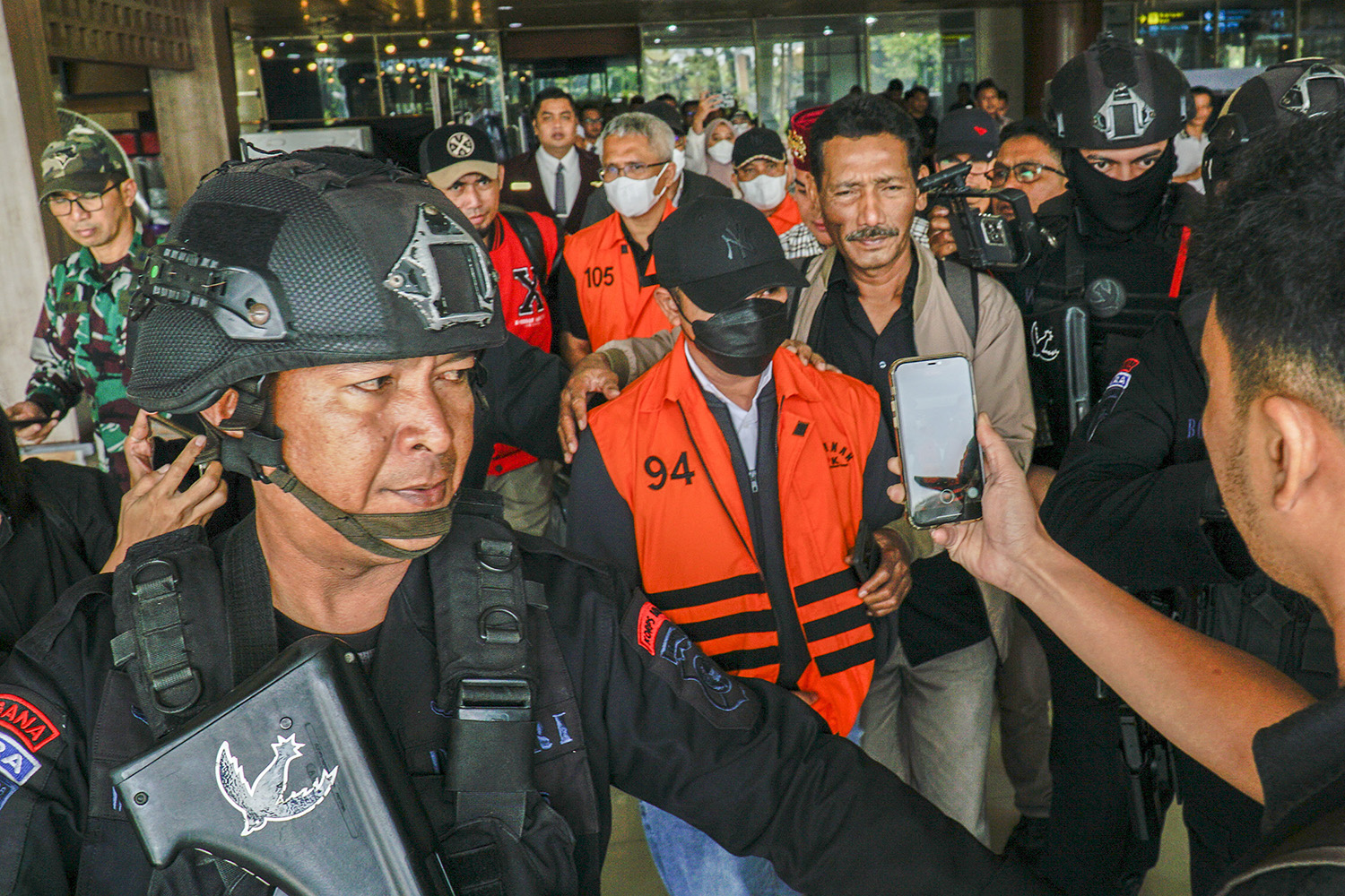 Gubernur Riau Non Aktif Abdul Wahid dengan menggunakan rompi oren tahanan KPK  beserta Mantan Kadis PUPR M Arif Setiawan dan Tenaga Ahli  Dan M Nur Salam sesampainya di Bandara Sultan Syarif Kasim Pekanbaru,Rabu (11/3/2026) ft: MHD AKHWAN/RIAUPOS