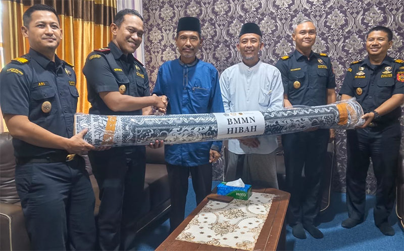 Kepala Bea dan Cukai Bengkalis Novryansyah menyerahkan hibah karpet BMMN kepada Ponpes Nurul Hidayah Desa Pasiran dan Ponpes Nurussalam di Desa Mentayan Kecamatan Bantan, Bengkalis, Kamis (12/3/2026).
