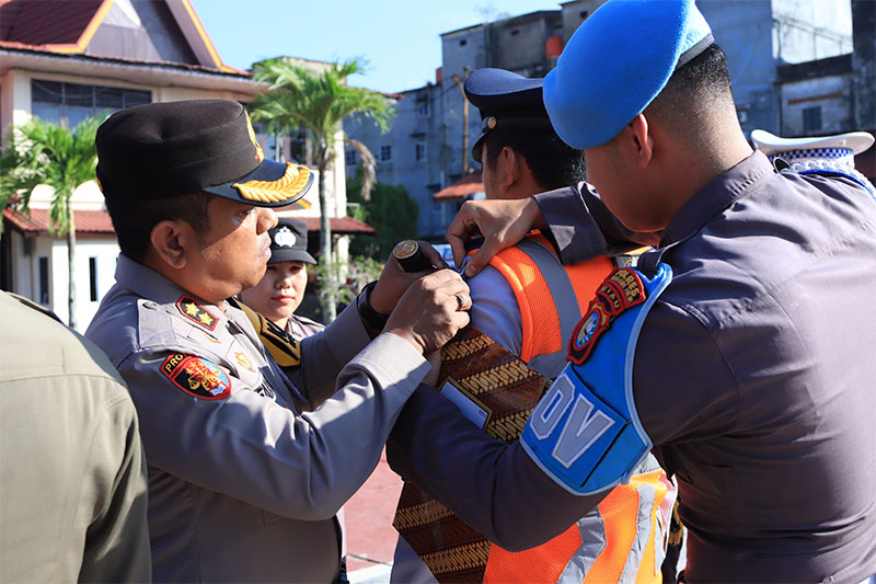 Kapolres Inhil AKBP Farouk Oktora SIK memasang pita kepada personel gabungan dalam Operasi Ketupat 2026 di Halaman Mapolres Inhil, Kamis (12/3/2026).