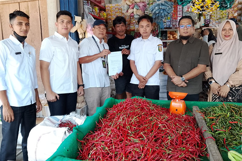 Kopdagrin Kuansing bersama Tim Bapanas meninjau harga jual sembako di Pasar Modern Tradisional Kuansing, Rabu (11/3/2026).