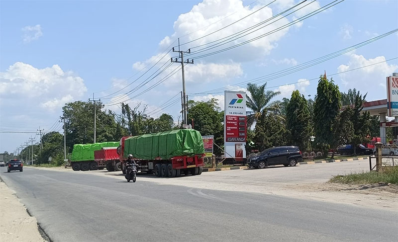 Truk tidak lagi antre di badan jalan saat mengisi BBM di SPBU Pematang Reba Kecamatan Rengat Barat Jalan Lintas Timur, Kamis (12/3/2026). 