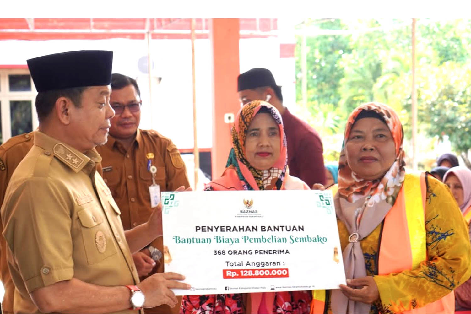  Plh Bupati Rohul H Syafaruddin Poti menyerahkan secara simbolis bantuan biaya pembelian sembako dari Baznas Rohul untuk 368 petugas kebersihan, pertamanan, operator dan teknis di rumah dinas.