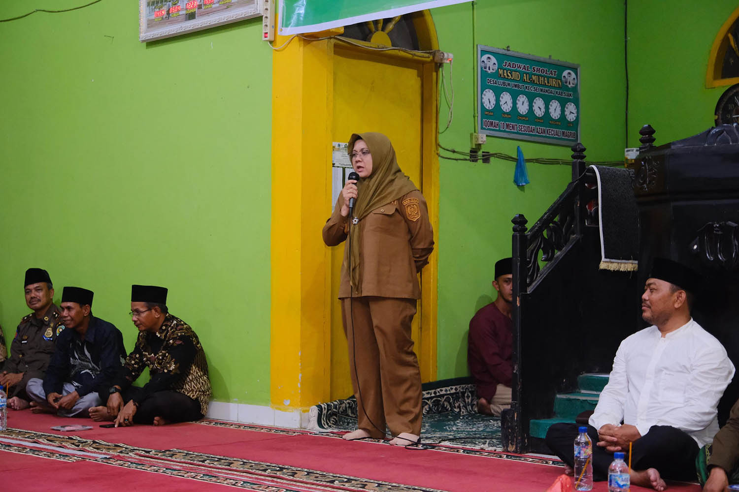 Bupati Siak Afni Z memberikan sambutan dalam Safari Ramadan di Masjid Al Mujahirin, Dusun Bumi Japan, Kampung Lubuk Umbut, Kecamatan Sungai Mandau, Selasa (10/3/2026).
