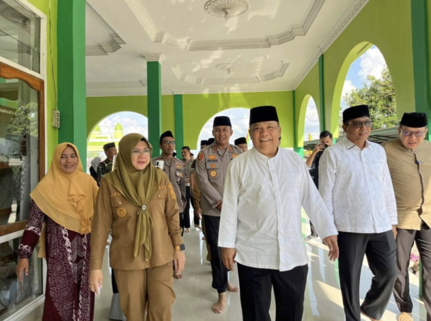Bupati Siak Afni berjalan bersama Plt Gubri SF Hariyanto saat Safari Ramadan di Masjid Jami Nur Ikhlas, Kecamatan Tualang, Kabupaten Siak, Selasa (10/3/2026).