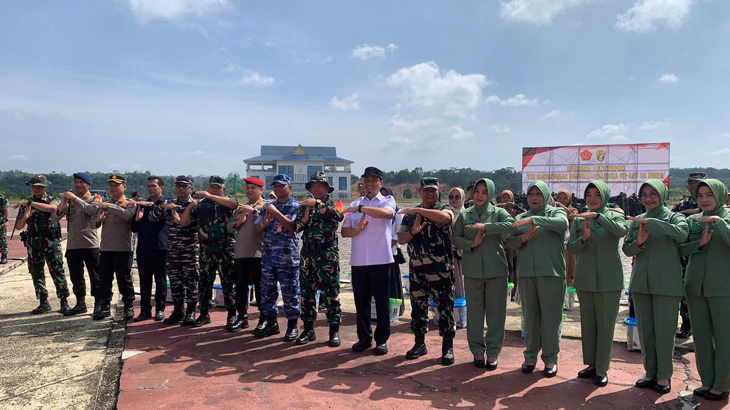 Wakil Wali Kota Pekanbaru Markarius Anwar (kemeja putih) diapit Kasdam XIX/Tuanku Tambusai Brigjen TNI Rudi Hermawan dan Dandim 0301/Pbr Kolonel Inf Ikhsanuddin berfoto bersama forkopimda dan Pengurus