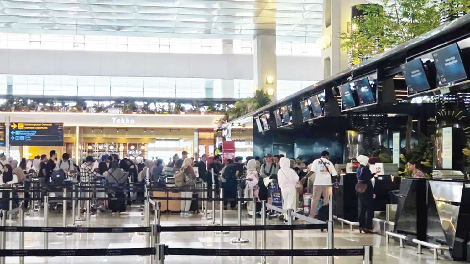 Penumpang pesawat saat melakukan check in di Bandara Soekarno-Hatta, Tangerang, Rabu (11/3/2026). 