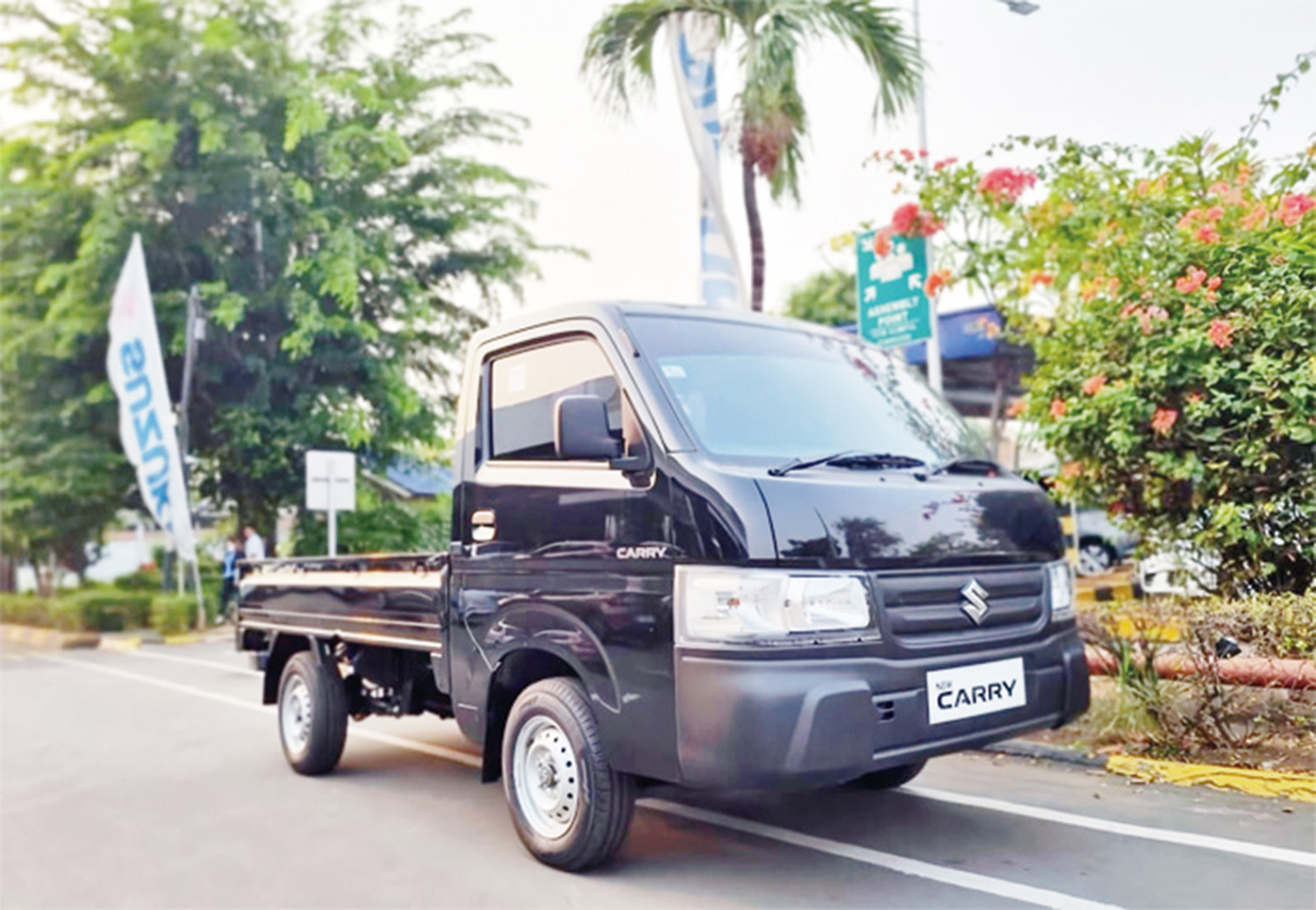 New Carry, pick up produk andalan dari Suzuki di pasar Indonesia saat melaju di jalan, beberapa waktu lalu.