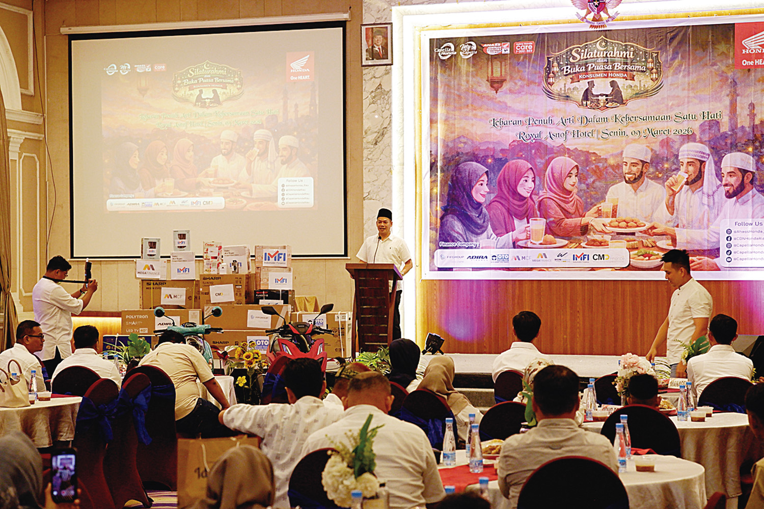 Regional Head PT CDN Harry Sutiono memberikan kata sambutan dalam acara buka bersama PT Capella Dinamik Nusantara (CDN) Riau dengan konsumen, belum lama ini.