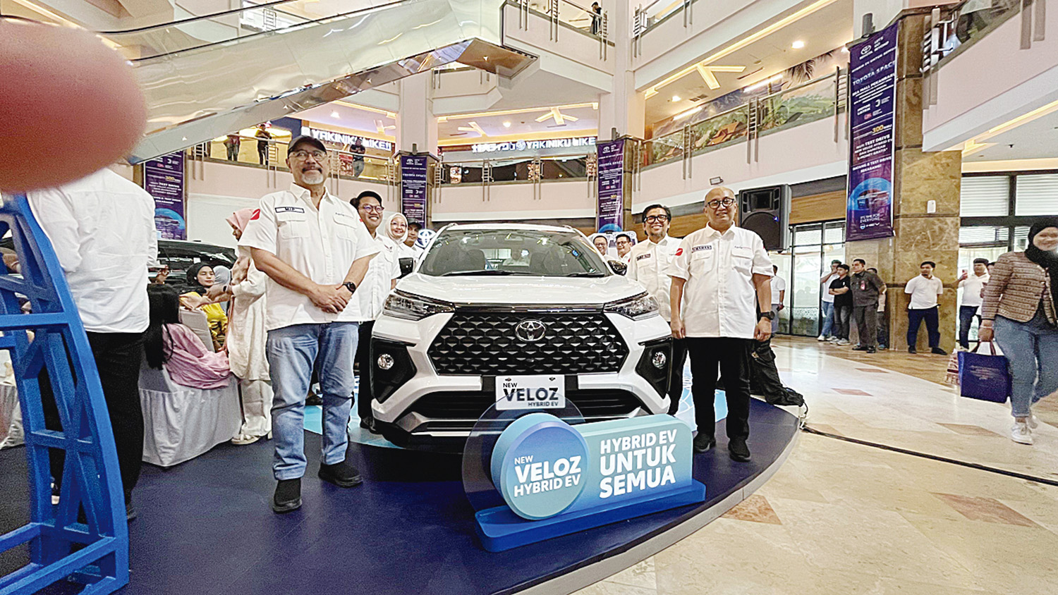 Suasana peluncuran New Veloz Hybrid EV oleh Agung Toyota Riau di Mal SKA Pekanbaru, Selasa (10/3/2026).