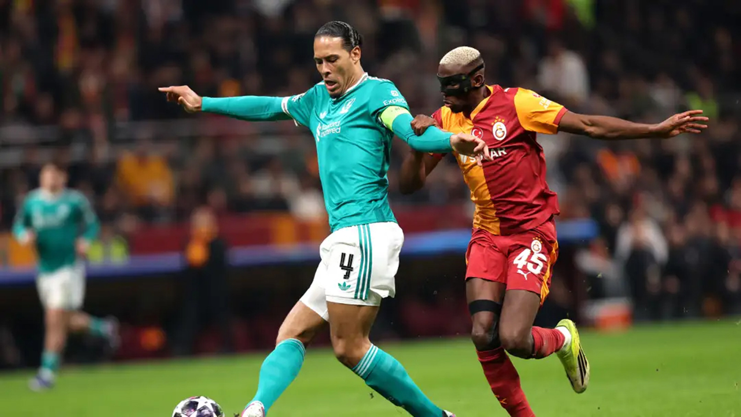 Bek Liverpool Virgil van Dijk (kiri) mengawal bola dari striker Galatasaray Victor Osimhen dalam first leg 16 besar Liga Champions di kandang Galatasaray, Rams Park, Istanbul, Rabu (11/3/2026). 