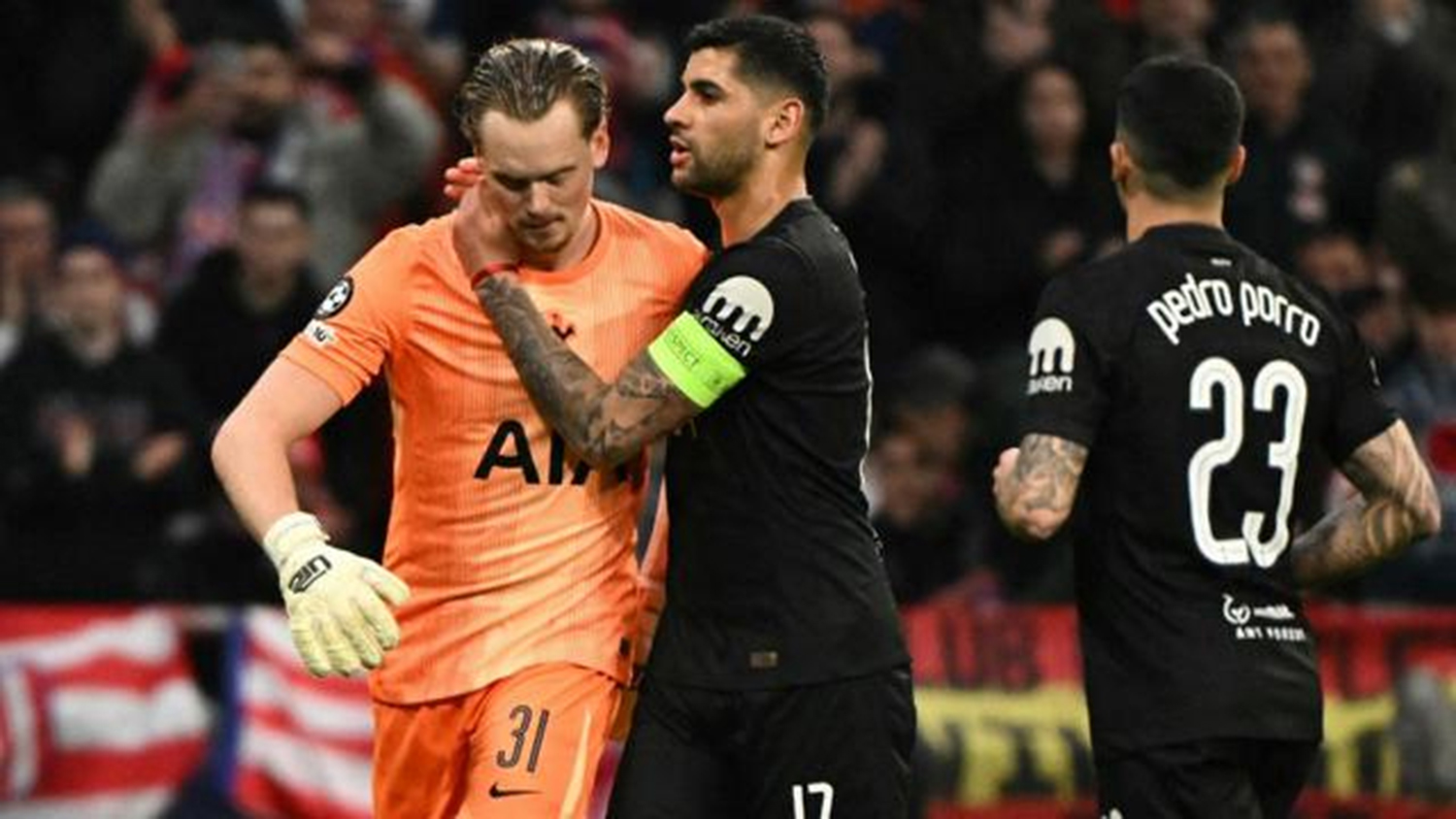 Kapten Spurs, Cristian Romero, memberi semangat kepada sang kiper, Antonin Kinsky, yang ditarik keluar setelah kebobolan tiga kali dalam 15 menit pertama saat melawan Atletico Madrid di Riyadh Air Met