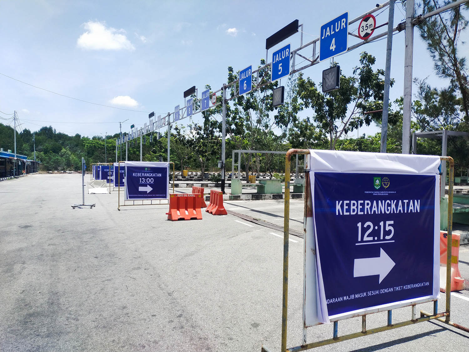 Jalur antre di dermaga Ro-Ro Air Putih Bengkalis disesuaikan dengan jam antre melalui pembelian tiket online yang disediakan Dishub Bengkalis, Rabu (11/3/2026). 