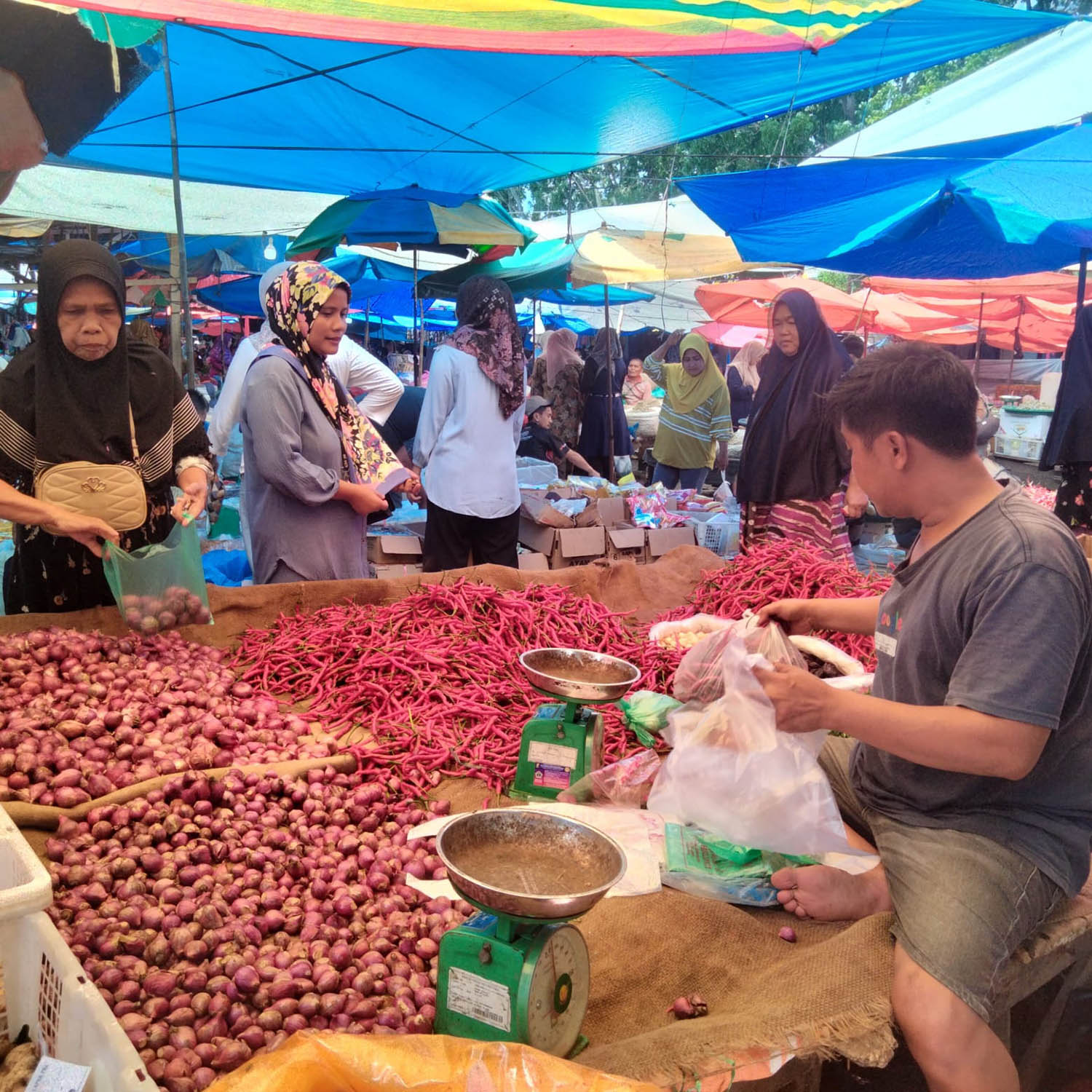 Warga membeli cabai merah di Pasar Inpres Bangkinang, Rabu (11/3/2026). 