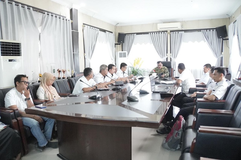 Bupati Kuansing Dr H Suhardiman Amby MM memimpin rapat pembahasan tanah objek reforma agraria (TORA) bersama BPN Kuansing, Rabu (11/3/2026).