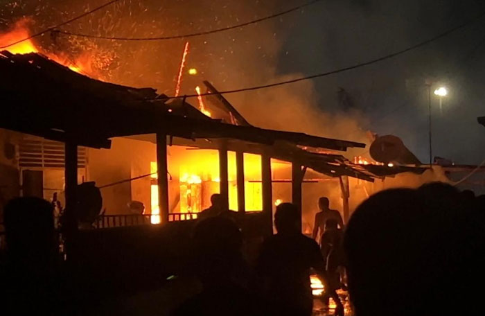 Sebanyak delapan unit mobil pemadam kebakaran (MPK) dan satu unit mobil rescue diterjunkan ke lokasi kebakaran asrama polisi di Jalan Sisingamangaraja Pekanbaru