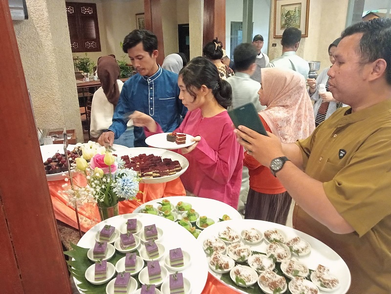 Para tamu Hotel Aryaduta Pekanbaru menikmati menu khas Ramadan Arabic Delight yang disuguhkan selama bulan suci Ramadan belum lama ini. 