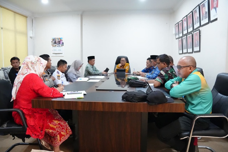 Asisten III Setda Kuansing Drs Azhar MM memimpin rapat pembahasan persiapan pelaksanaan Pawai Takbir dan Salat Idulfitri 1447 H, Kamis (12/3/2026) di kantor Bupati Kuansing.
