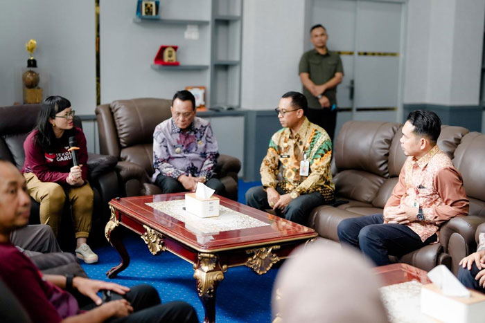 Wamendikti Saintek Prof Stella Christie saat berbincang dan meninjau lokasi yang direncanakan menjadi tempat pembangunan Sekolah Unggul Garuda di Kabupaten Rohil, Kamis (12/3/2026). 