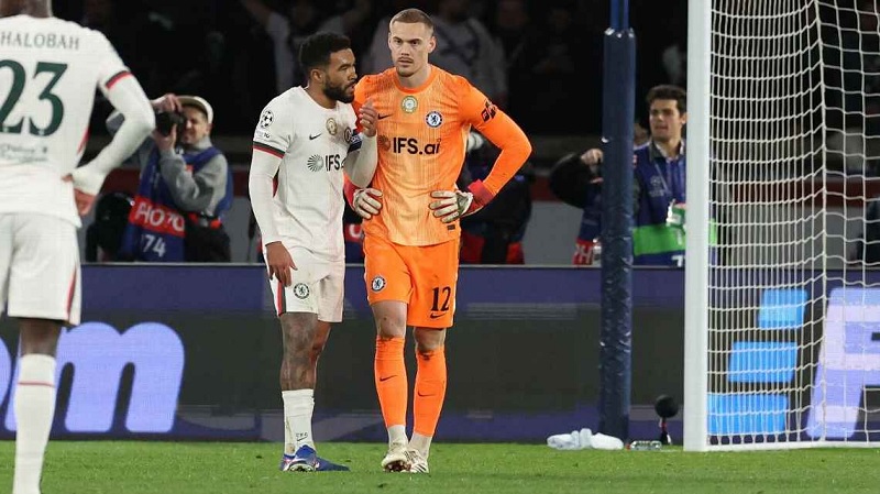 Kiper Chelsea Filip Jorgensen bereaksi setelah kesalahannya yang menyebabkan gol ketiga Paris Saint-Germain. 