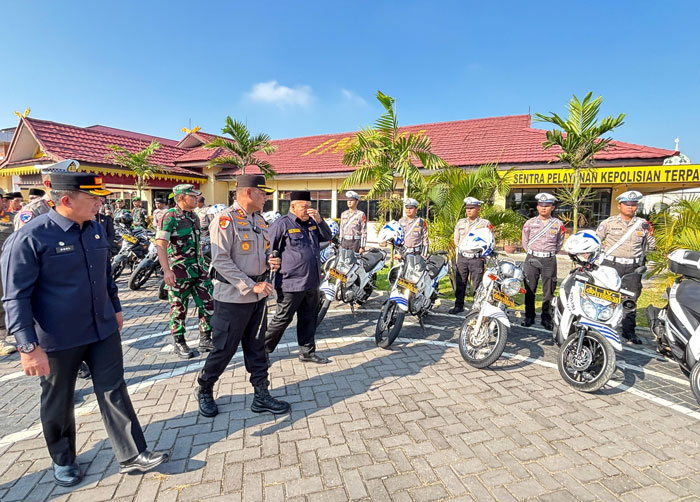 Kapolres Inhu AKBP Eka Ariandy Putra SH SIK MSI didampingi Sekdakab Zulfahmi Adrian AP MSI dan Ketua DPRD Inhu, Sabtu Pradansyah Sinurat saat mengecek kesiapan kendaraan pada operasi LK 2026