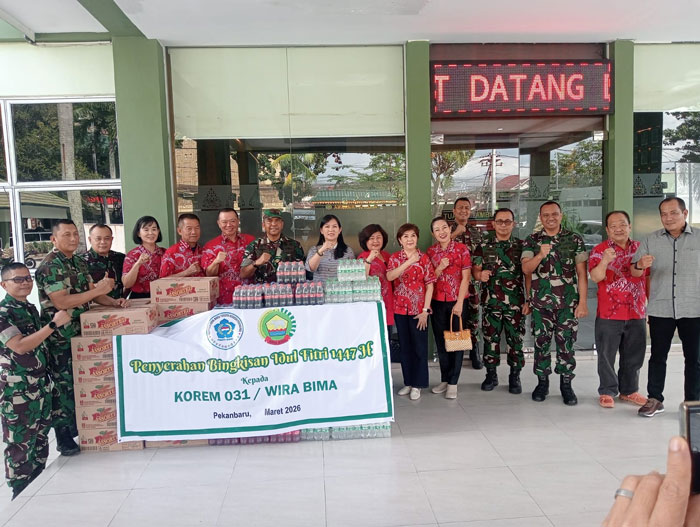 Sekretaris PSMTI Pusat Peng Suyoto (6 kiri) mendampingi Ketua PSMTI Riau Lindawati (9 kanan) dan Danrem 031/WB,Brigjen TNI Agustatius Sitepu S Sos M Si M Han (tengah) foto bersama saat silaturahmi 