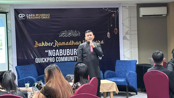 CEO Quickpro Community Pekanbaru, Riky Setiawan saat memaparkan peluang trading bagi para pemula agar aman dari risiko dengan modal minim, Kamis (12/3/2026).
