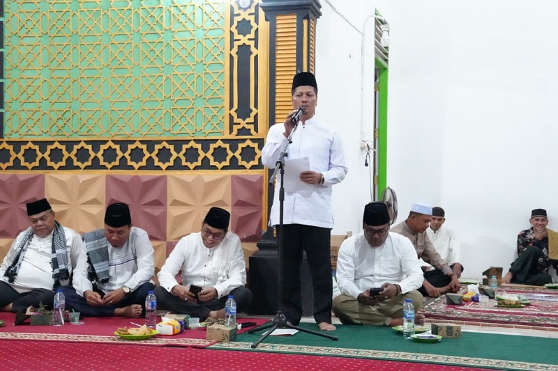 Wabup Kuansing H Muklisin menyampaikan arahan saat kunjungan safari Ramadan Pemkab di Desa Pulau Lancang Kecamatan Benai, Rabu (11/3/2026) malam. 