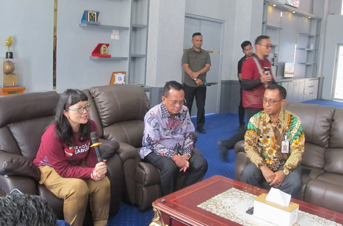Wamendiktisaintek Prof. Stella menjelaskan tentang program Sekolah Garuda kepada Bupati Rohil H Bistamam, Sekdakab H Fauzi Efrizal pada saat kunjungan ke Rohil, Kamis (12/3/2026).