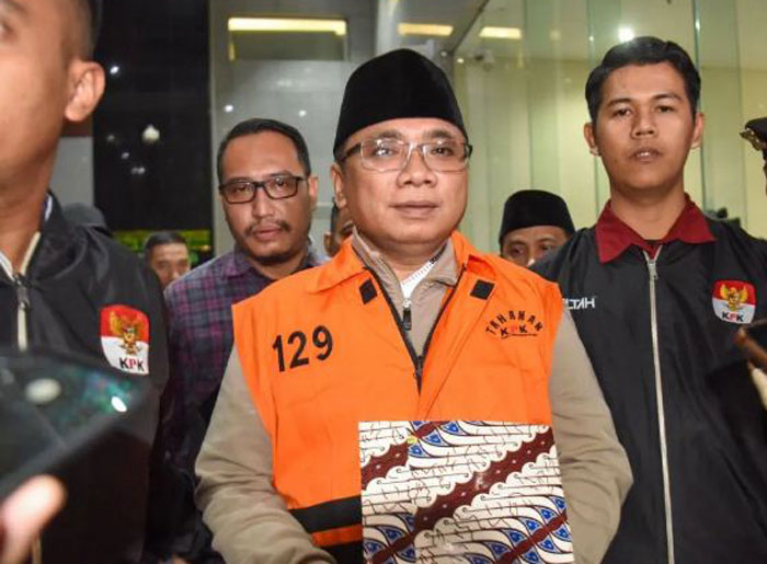 Yaqut Cholil Qoumas mengenakan rompi tahanan usai menjalani pemeriksaan di Gedung Merah Putih KPK, Jakarta, Kamis (12/3/2026).