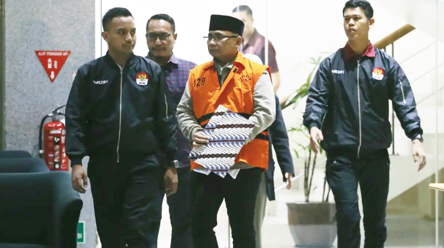 Tersangka kasus dugaan korupsi kuota haji Yaqut Cholil Qoumas mengenakan rompi tahanan dan dikawal petugas usai menjalani pemeriksaan di Gedung Merah Putih KPK, Jakarta, Kamis (12/3/2026). 