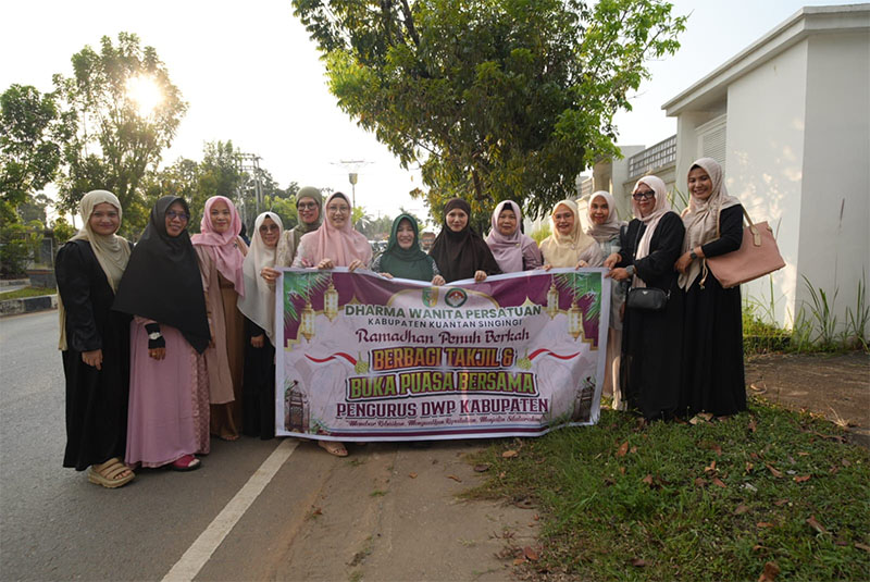 Ketua TP PKK Kuansing Hj Yulia Herma Suhardiman, Ketua DWP Hj Siti Maryam Zulkarnain, serta pengurus dan anggota DWP berbagi takjil, Kamis (12/3/2026) sore di ruas jalan rumah dinas bupati 