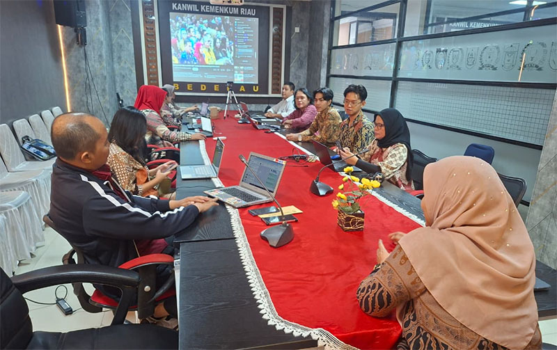 Para perancang peraturan perundang-undangan pada Kanwil Kemenkum Riau mengikuti Sosialisasi KUHP 2023 dan KUHAP 2025 secara daring pada Kamis (12/3/2026).   