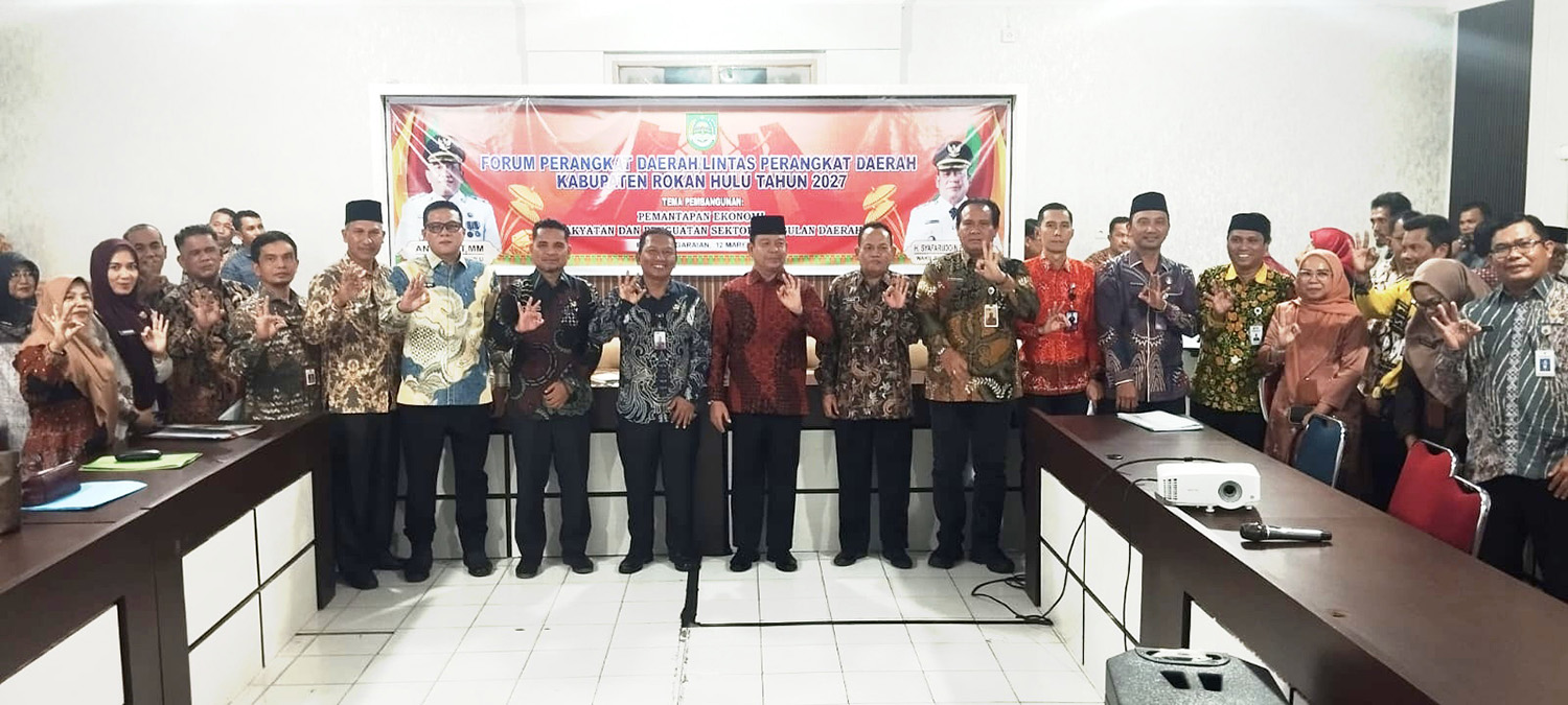 Plh Bupati Rohul H Syafaruddin Poti foto bersama dengan peserta Forum Perangkat Daerah Kabupaten tahun 2027 di aula Kantor Bupati Rohul, Kamis (12/3/2026).