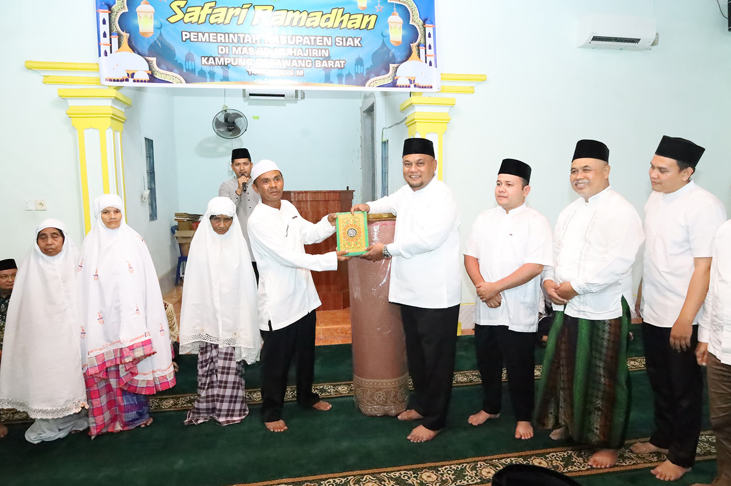 Wakil Bupati Siak Syamsurizal menyerahkan Al-Qur&rsquo;an kepada pengurus Masjid Al-Muhajirin, Km 17 Kampung Perawang Barat, Jalan Lintas Minas&ndash;Perawang, Kecamatan Tualang, Rabu (11/3/2026). 