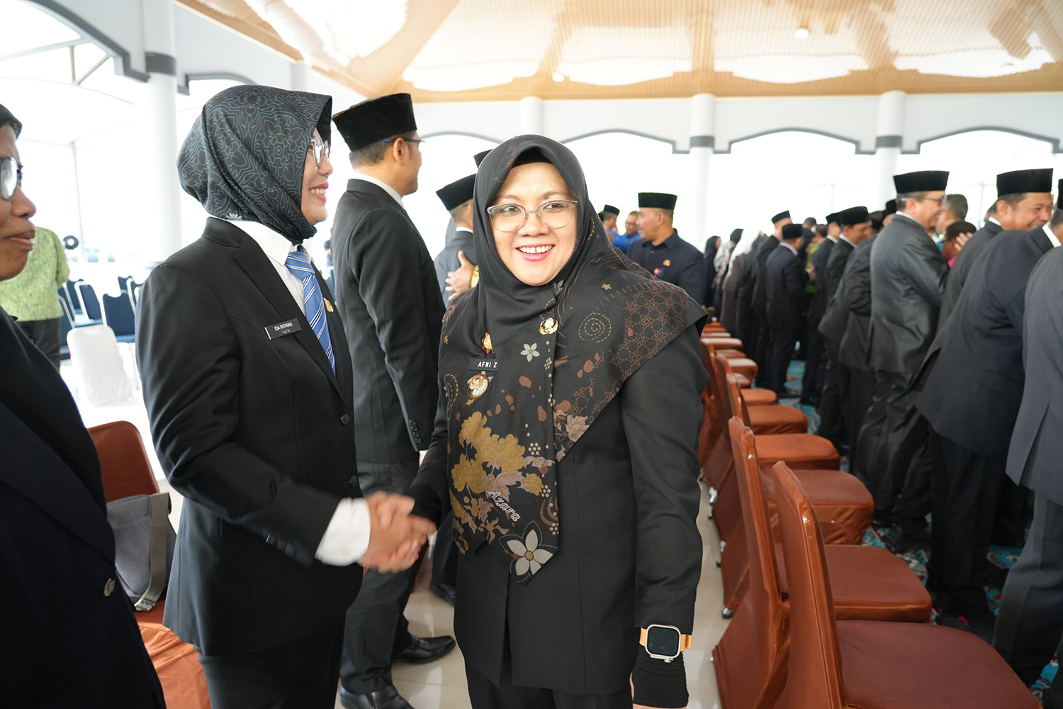 Bupati Siak Afni Z bersalaman dengan Kabag Prokopim Ida Royana usai dilantik di Balairung Datuk  Empat Suku, Kompleks Rumah Rakyat, Siak Sriindrapura, Kamis (12/3/2026).