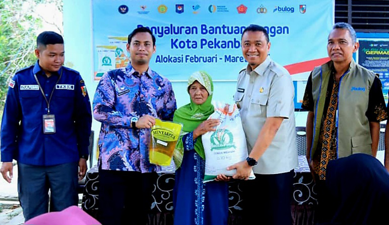 Wakil Wali Kota Pekanbaru Markarius Anwar menyerahkan bantuan beras dan minyak goreng kepada warga keluarga penerima manfaat (KPM) di Kantor Kelurahan Melebung, Kecamatan Tenayan Raya.