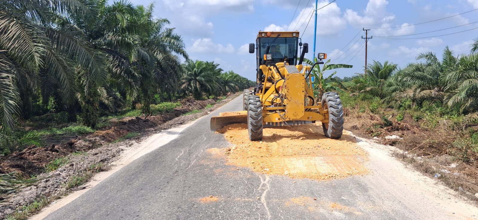 EMP Bentu Limited menimbun dan meratakan jalan poros Langgam - Lubuk Ogong, untuk memudahkan kelancaran lalu lintas menjelang Idul Fitri.